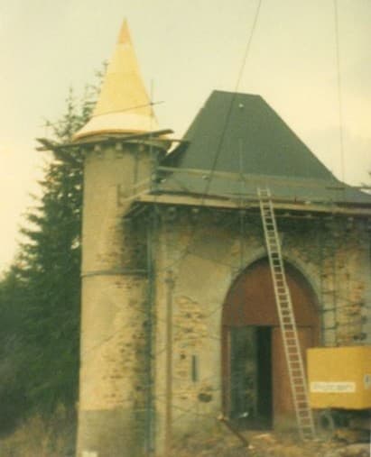 Château de Trémolin : la tour coiffée de sa flèche neuve et la toiture refaite