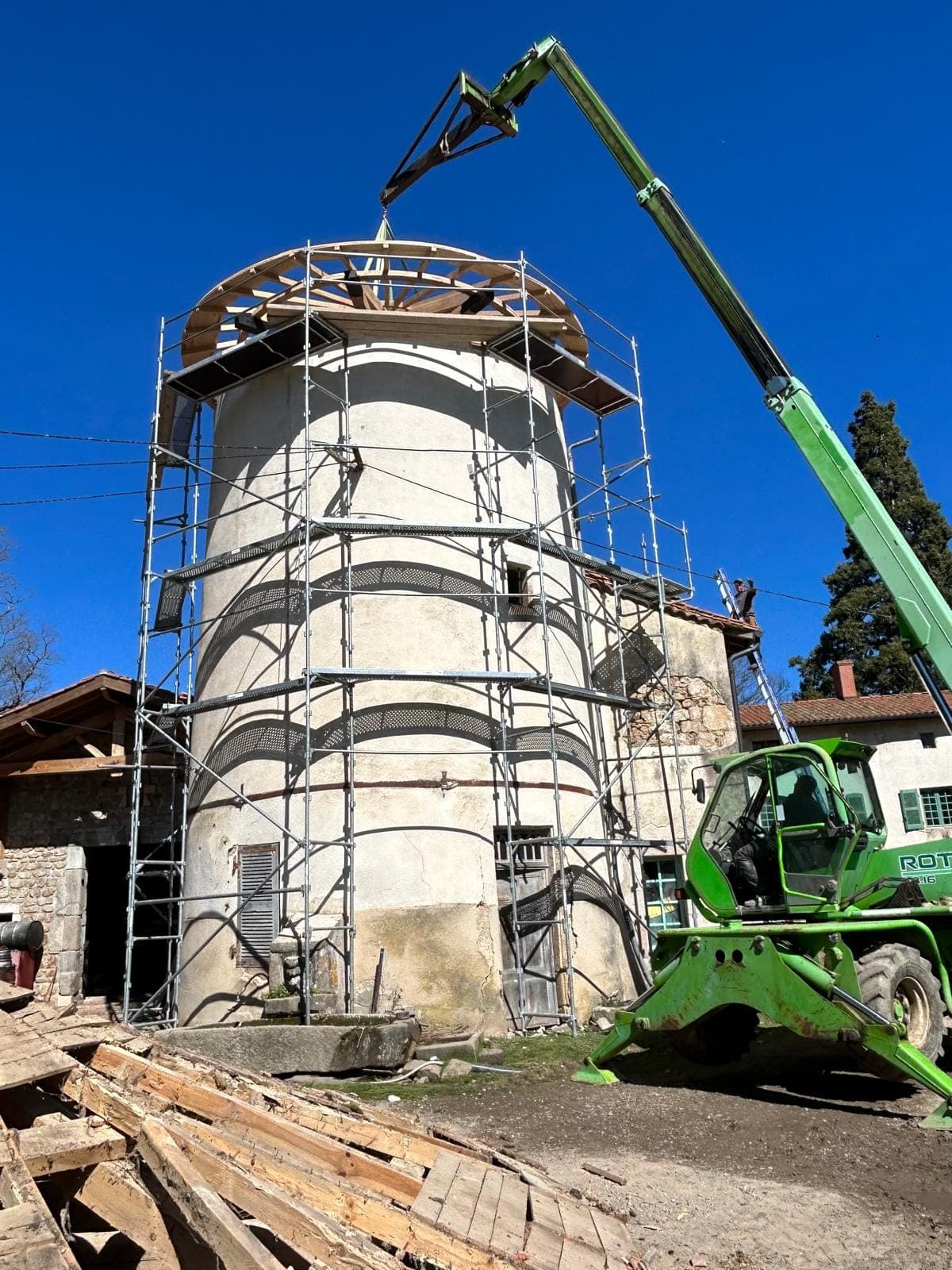 Rénovation de la tour du château de la Pierre à Chazelles-sur-Lavieu, levage de la charpente du dôme à la grue
