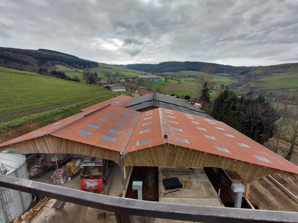 Bâtiment agricole du GAEC de la Daviary, charpente et toiture par Extrat