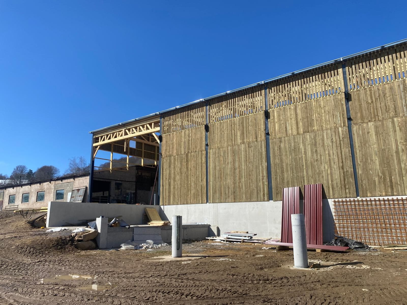 Bardage bois à claire-voie sur un bâtiment agricole