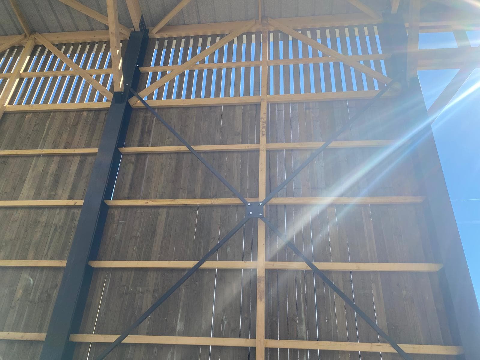 Bardage bois à claire-voie vu de l'intérieur, ventilation naturelle