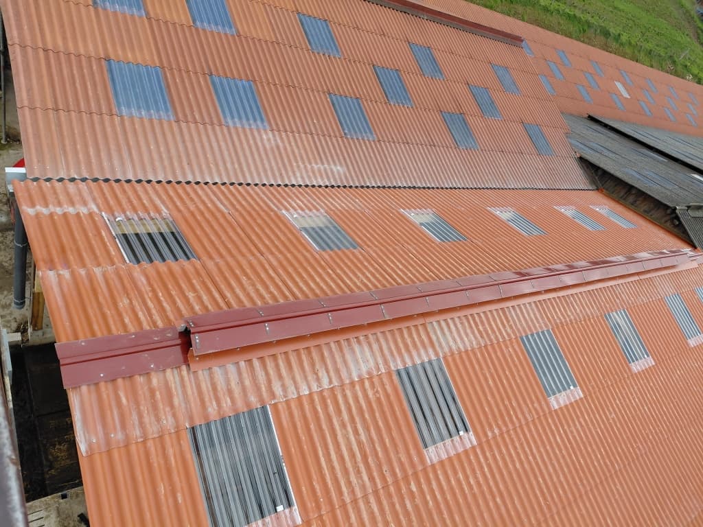 Couverture en plaques et faîtière zinc d'un bâtiment agricole, GAEC de la Daviary
