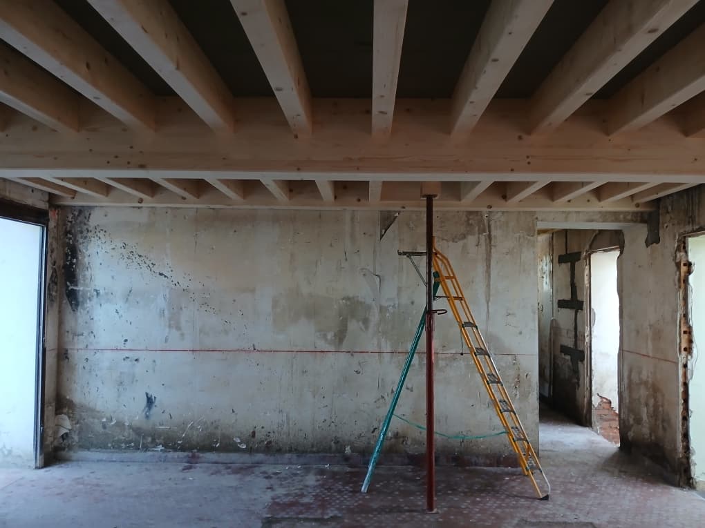 Solivage bois posé lors d'une rénovation, chantier Beylot