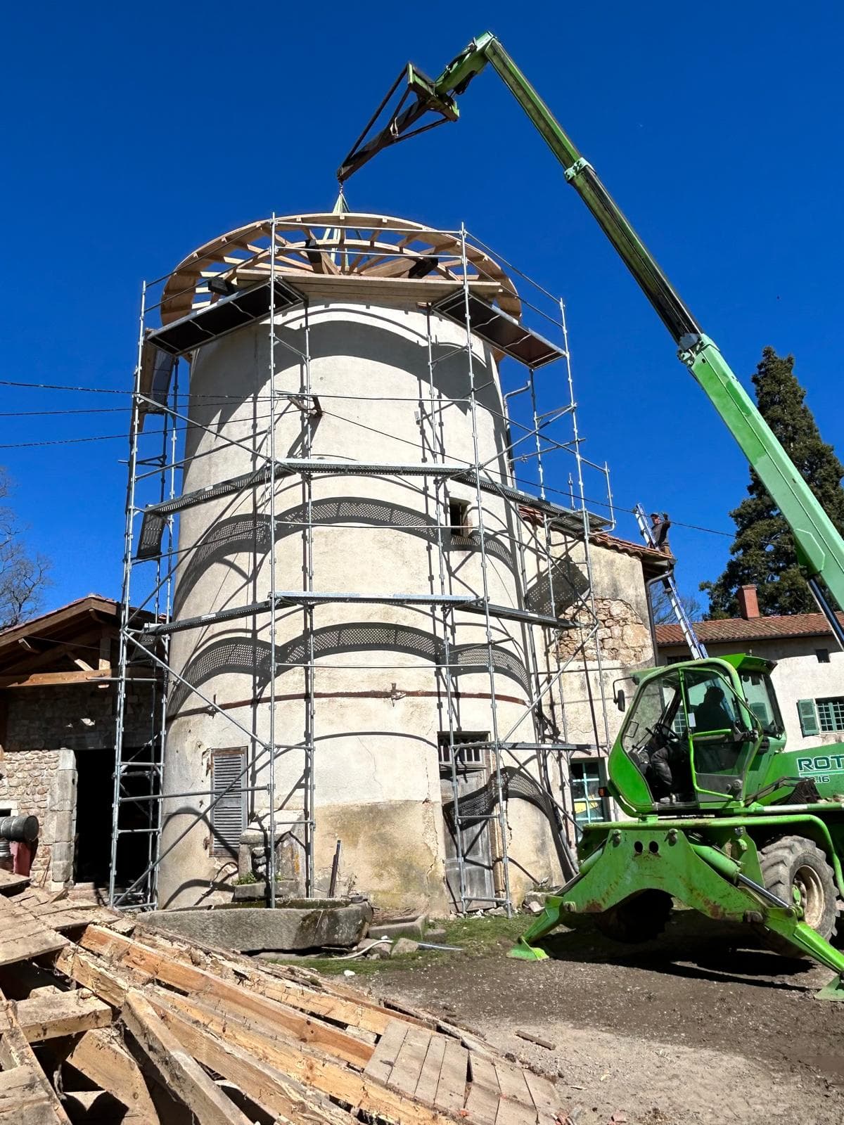 Levage à la grue de la charpente du dôme d'une tour du château de la Pierre, Chazelles-sur-Lavieu