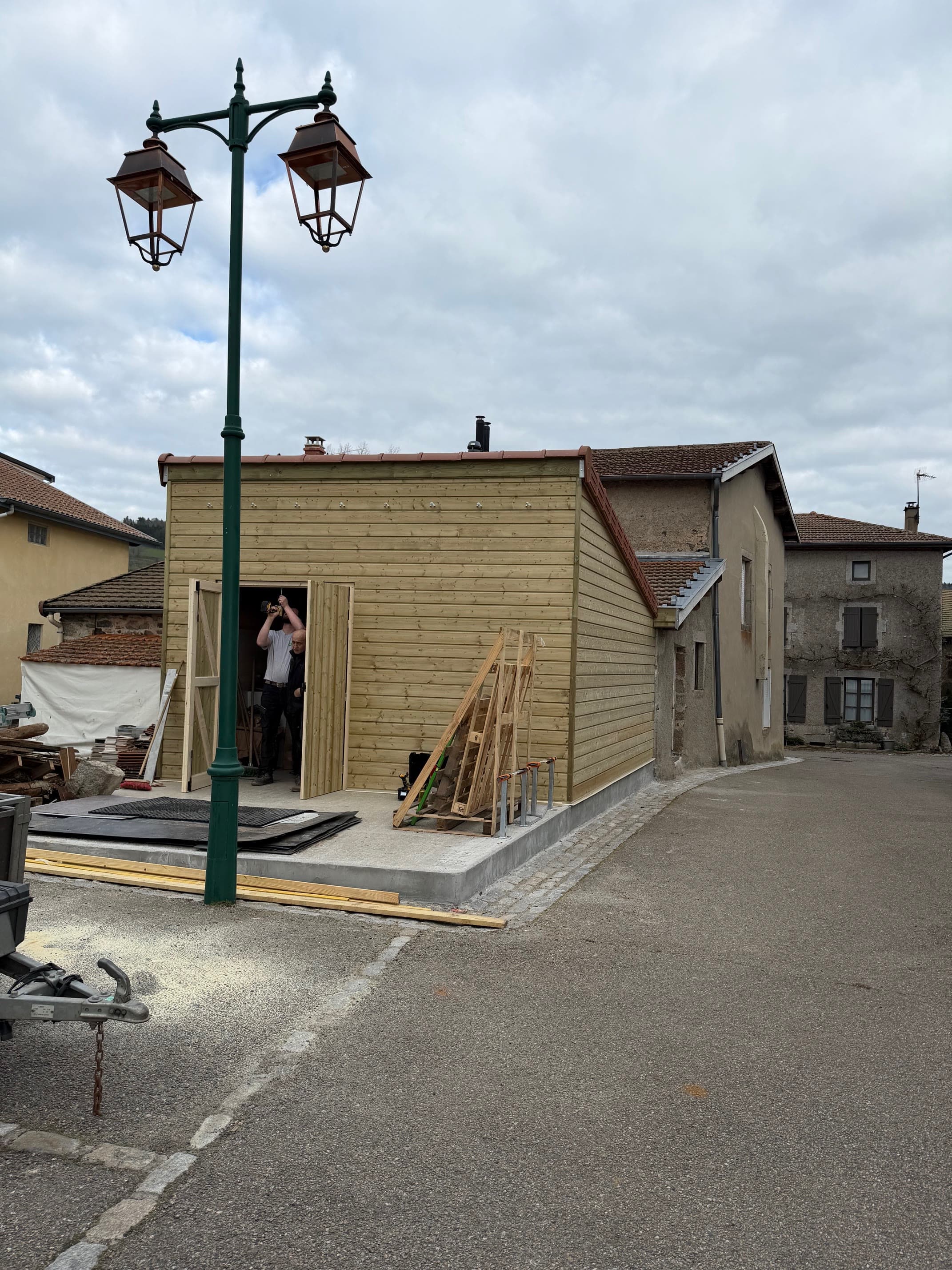 Bâtiment de village entièrement habillé d'un bardage bois neuf, Belon