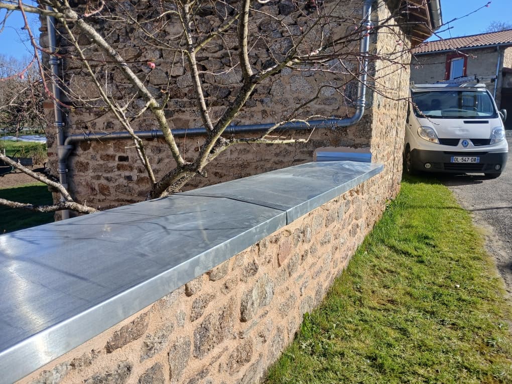 Couvertine en zinc sur un mur en pierre, Le Buisson
