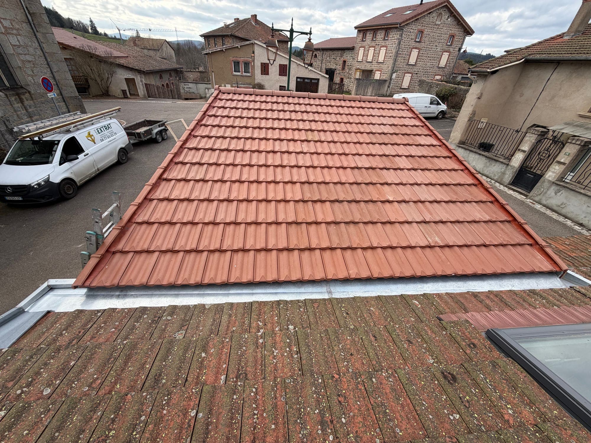 Rénovation de toiture en tuiles terre cuite avec rives zinc