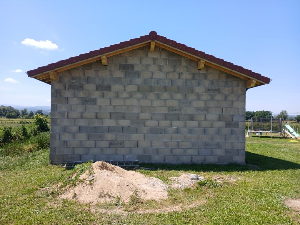 Couverture en tuiles et débord de toit bois sur un abri, La Forge