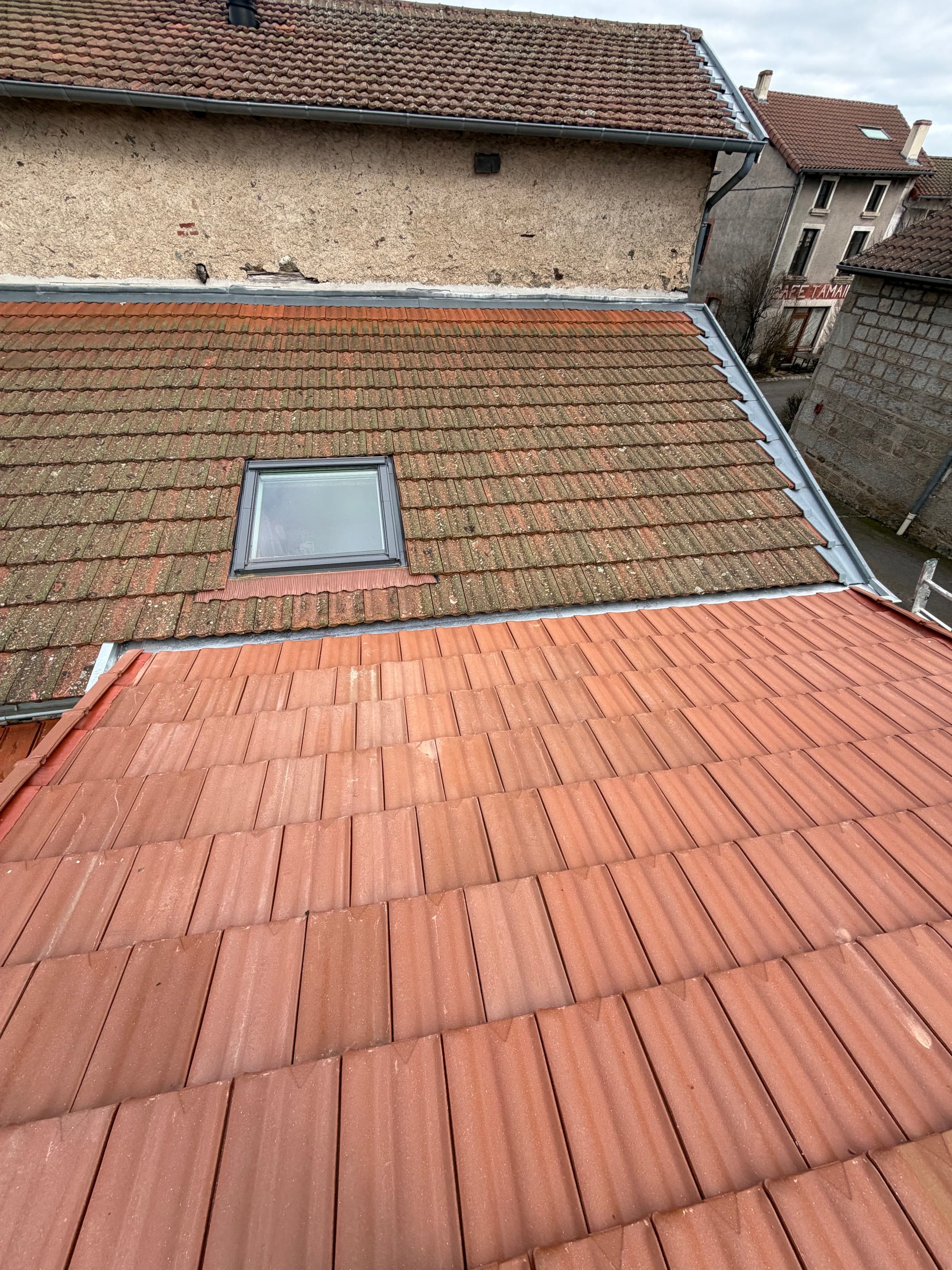 Toiture en tuiles neuves avec fenêtre de toit et noue en zinc, Belon