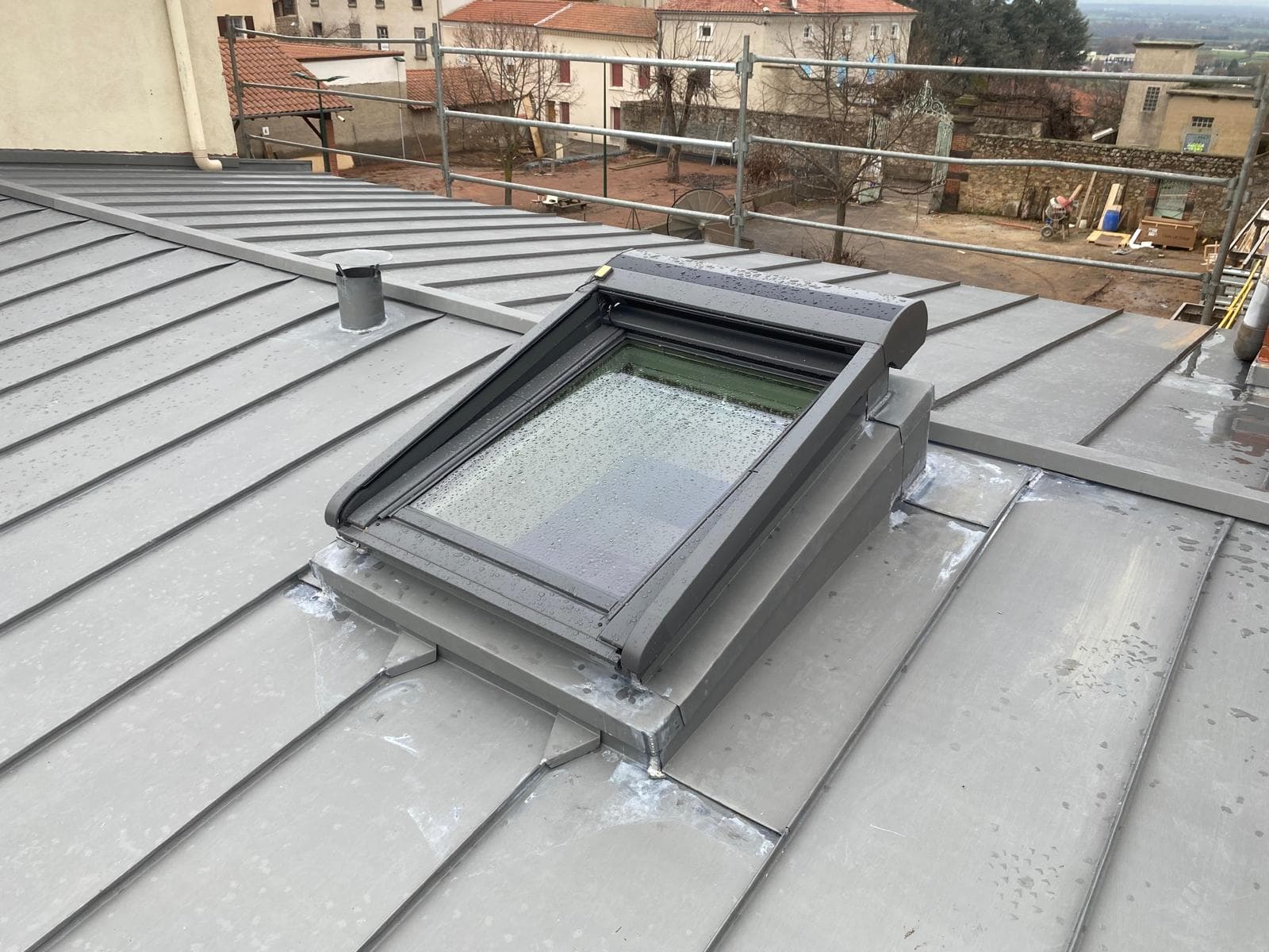 Fenêtre de toit et raccord zinc sur une couverture