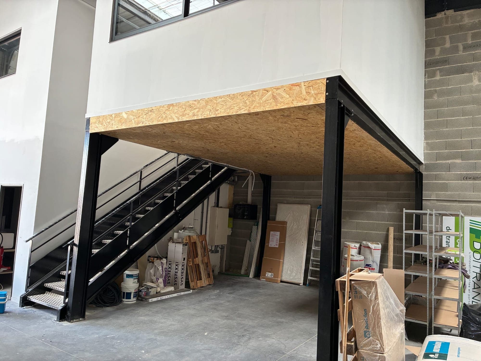 Création d'une mezzanine à plancher bois dans un local industriel