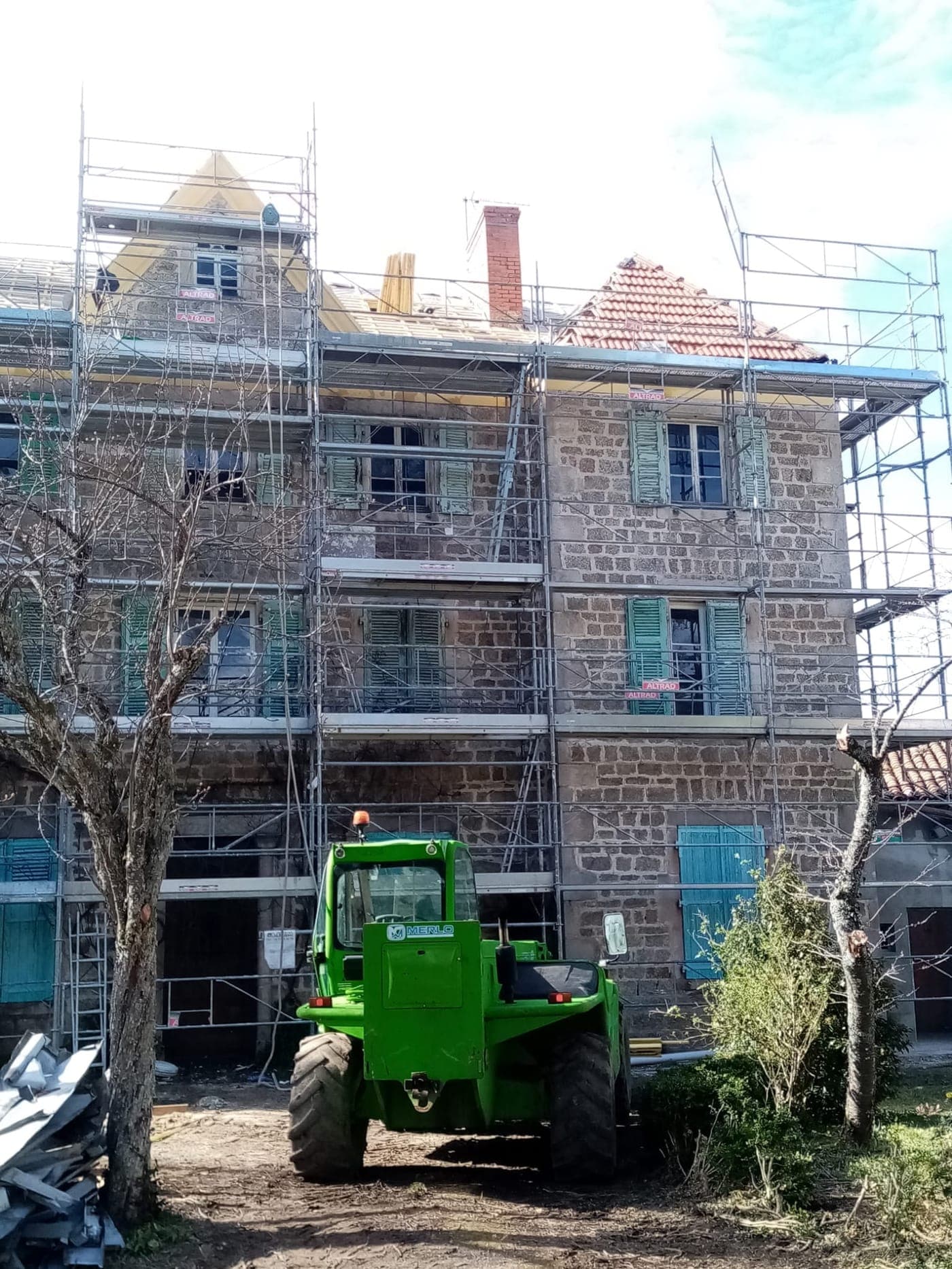 Rénovation de la toiture du manoir de Saint-Jean-la-Vêtre, tuiles et zinc, sous échafaudage