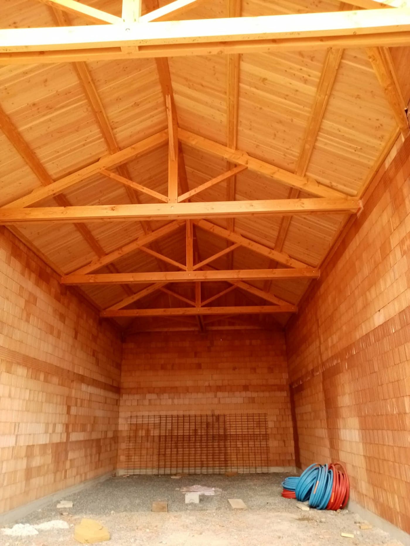 Charpente du cuvage du Domaine de Sérol en construction, réalisée par Extrat