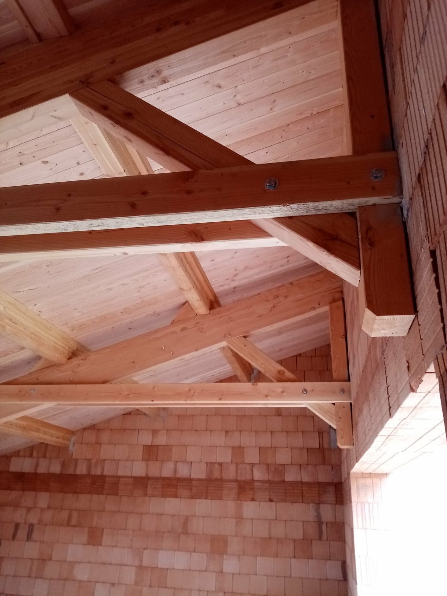 Détail d'assemblage de la charpente bois du cuvage de Sérol à Renaison