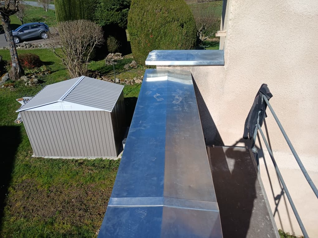 Couvertine en zinc formée en angle sur un mur en pierre, Le Buisson