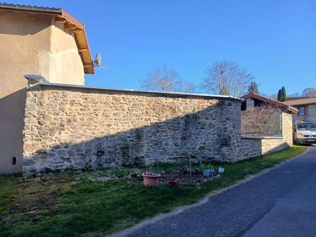 Zinguerie : couvre-mur en zinc sur mur en pierre