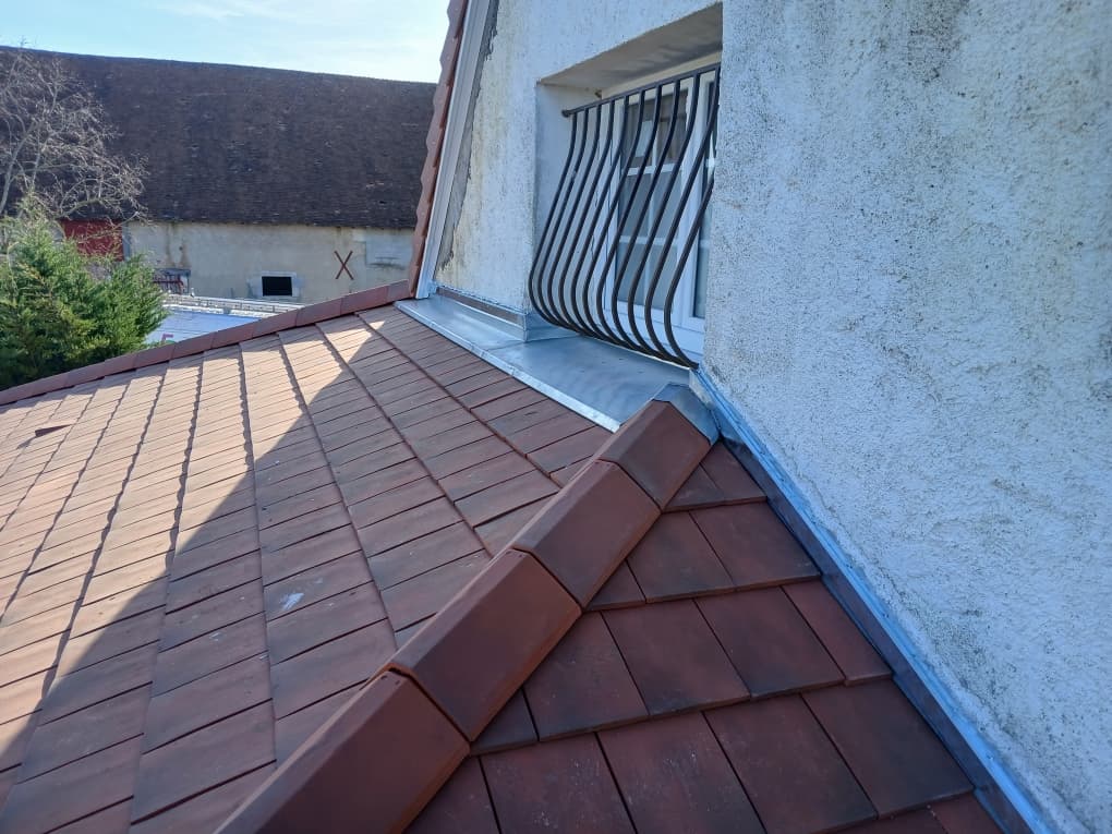 Solin en zinc en pied de mur, chantier Beylot