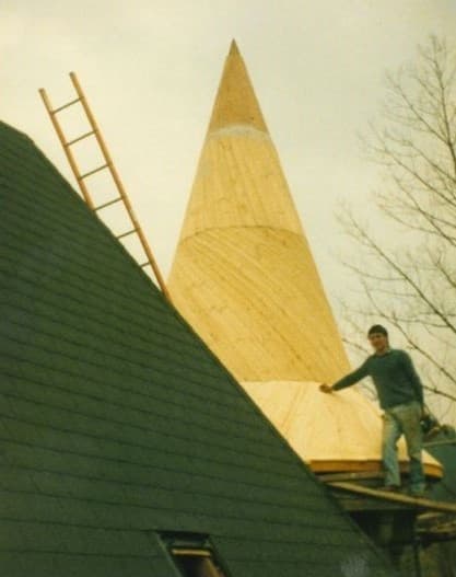 Charpentier Extrat sur la tour du château de Trémolin, photo d'archive
