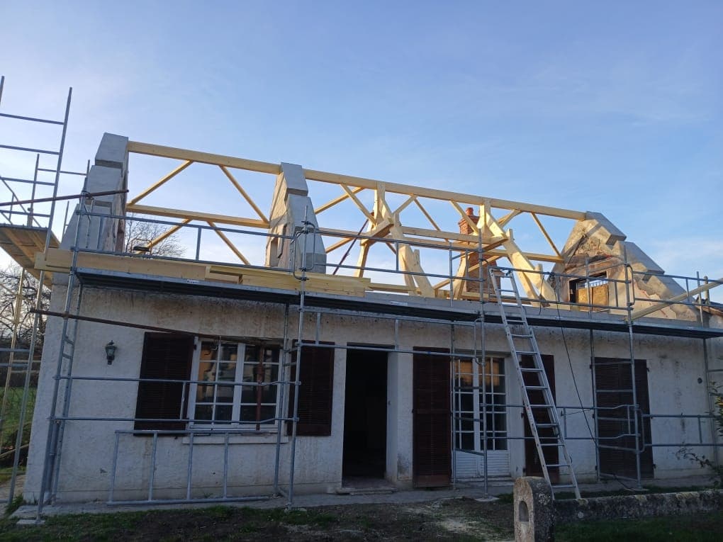 Charpente traditionnelle neuve à grosses sections sur une maison à Beylot