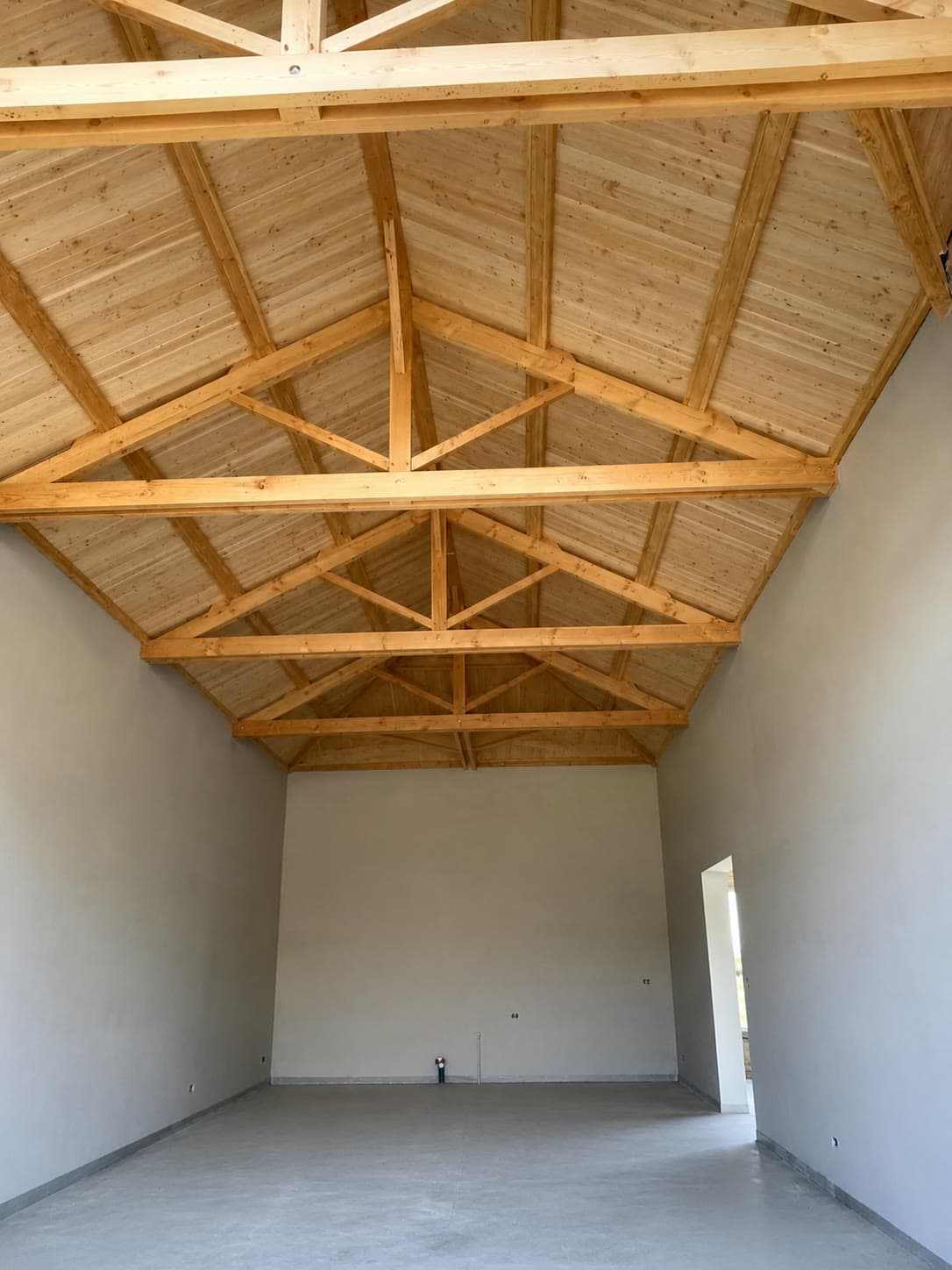 Charpente traditionnelle bois apparente, fermes et croupe en sapin