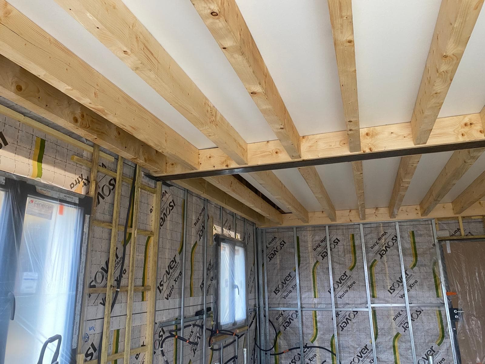 Isolation intérieure d'une maison à ossature bois, membrane et solivage bois