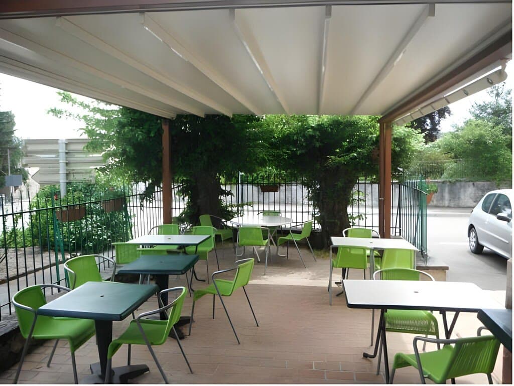 La terrasse extérieure du restaurant avant sa transformation en véranda