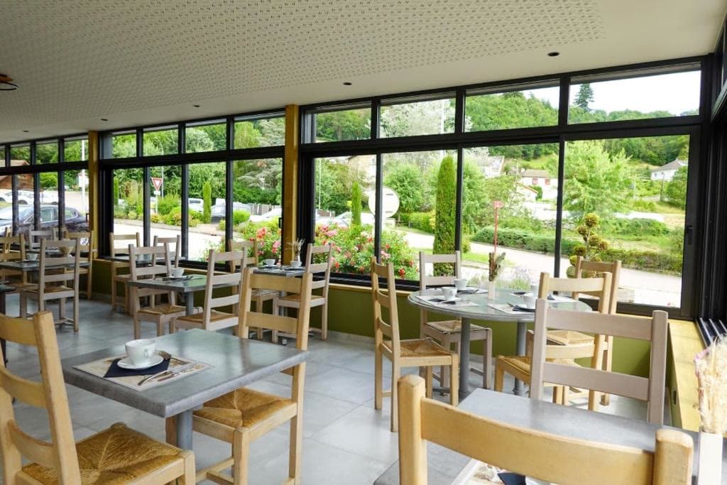 Intérieur lumineux de la véranda du restaurant, salle exploitable toute l'année