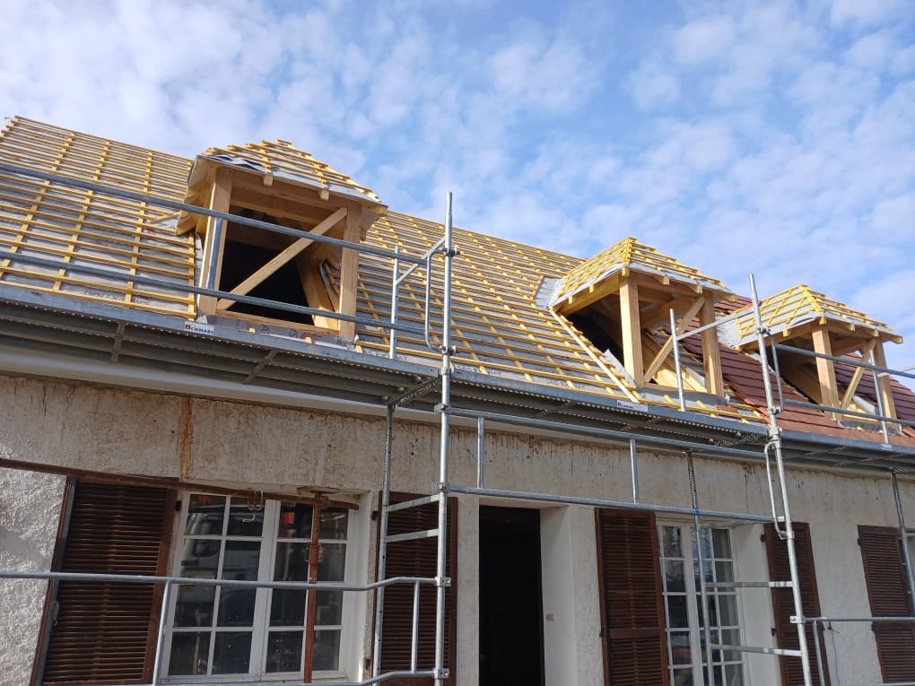 Pose du liteaunage et des lucarnes sur la toiture, chantier Beylot