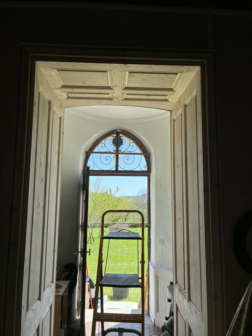 Porte d'entrée cintrée vitrée et habillage d'ébrasement en sapin, manoir à Saint-Jean-la-Vêtre