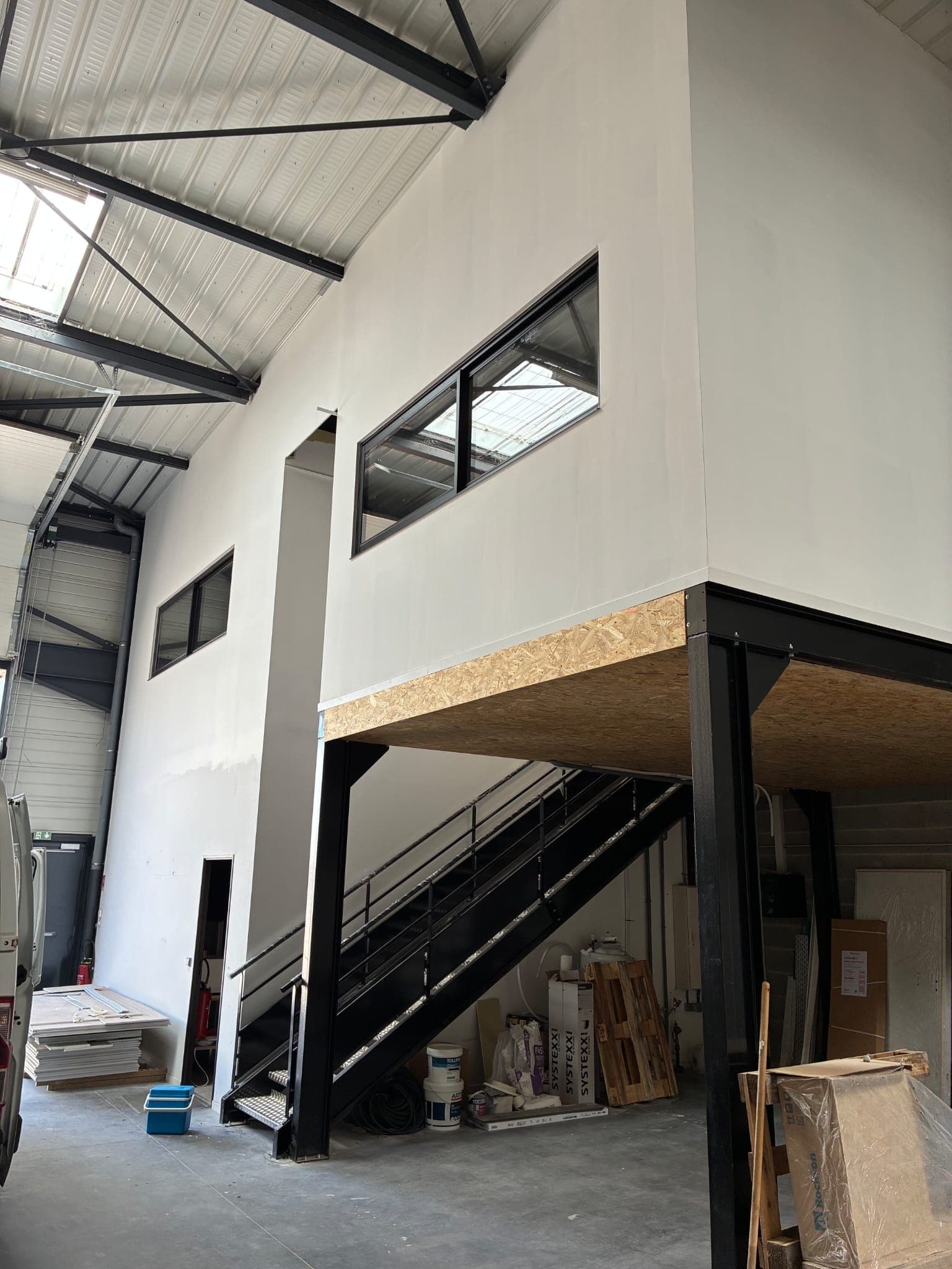 Bureaux en mezzanine à ossature bois aménagés dans un local d'activité
