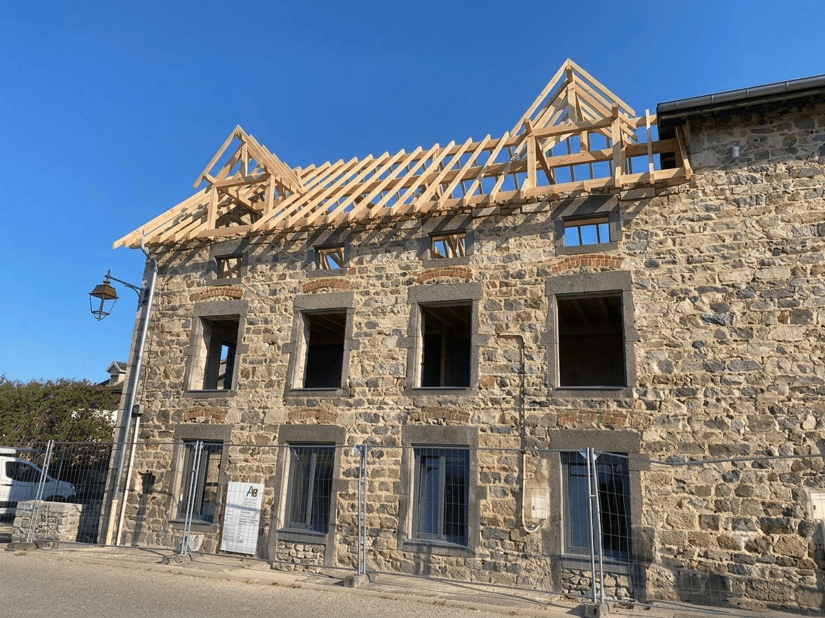 Rénovation de charpente : charpente traditionnelle neuve montée sur une maison traditionnelle en pierre