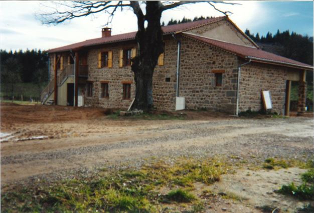 Bâtisse en pierre du Domaine de la Plagnette, aux Salles, après rénovation par Extrat